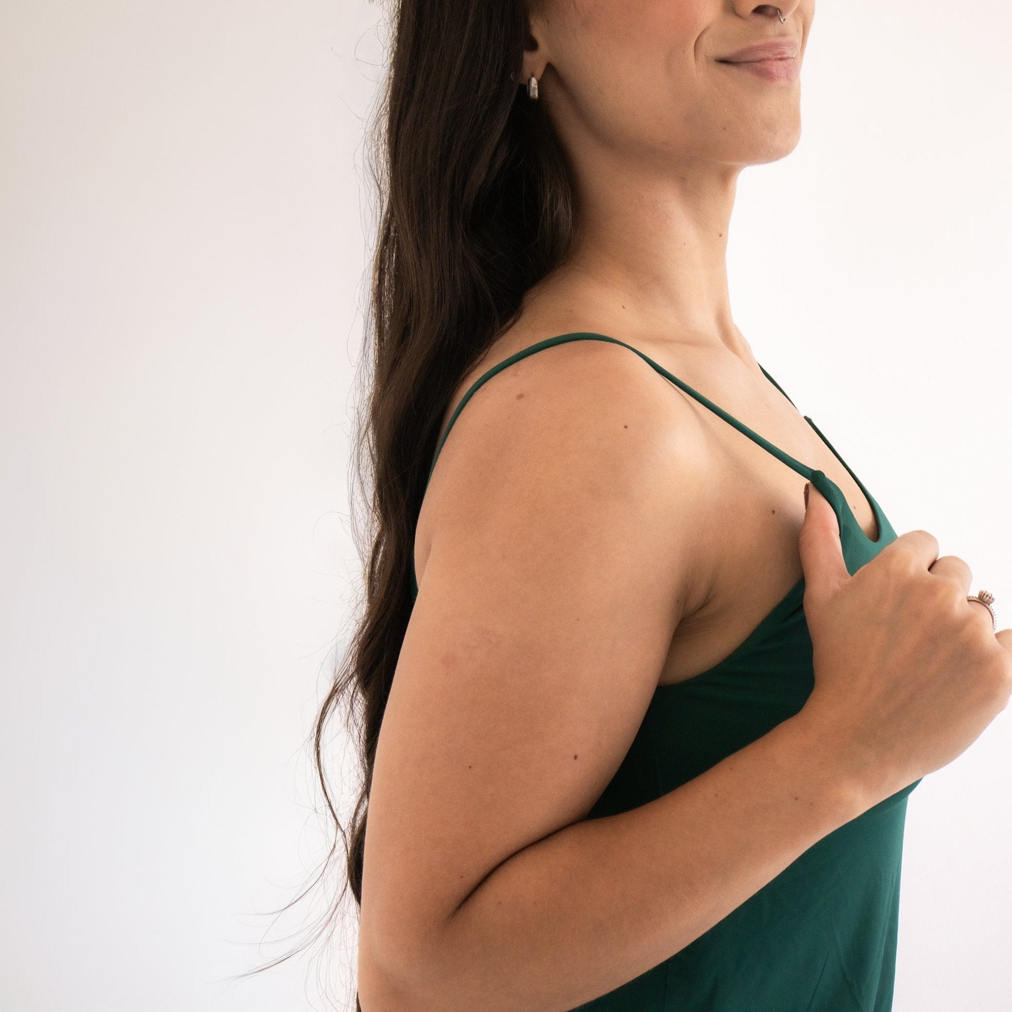 Regata verde feminina básica versátil RAYA ESSENZA Flow ideal para treino trabalho ou uso casual diário