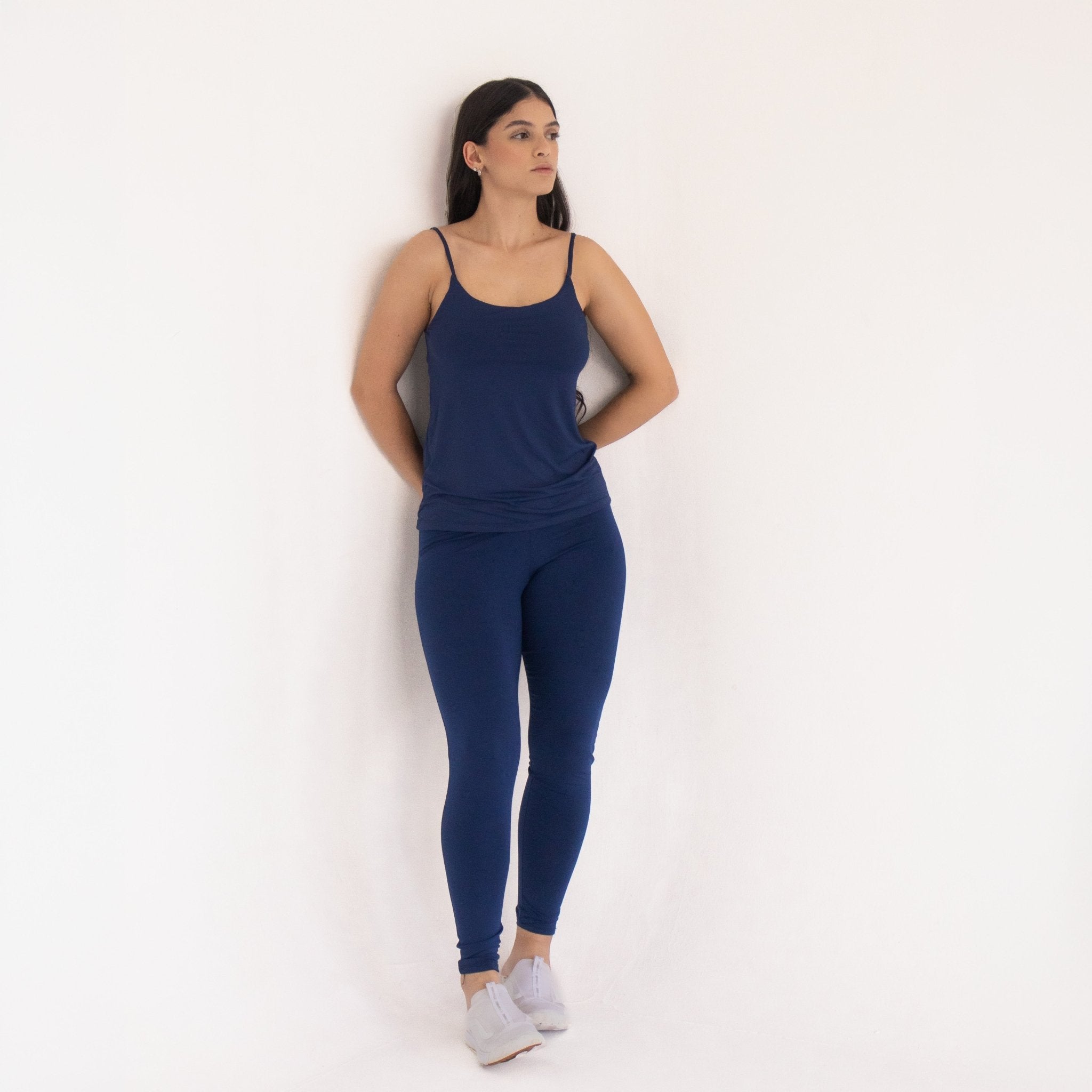 Regata feminina azul soft, mais larga ao corpo RAYA ESSENZA Flow com tecido leve, respirável e toque macio