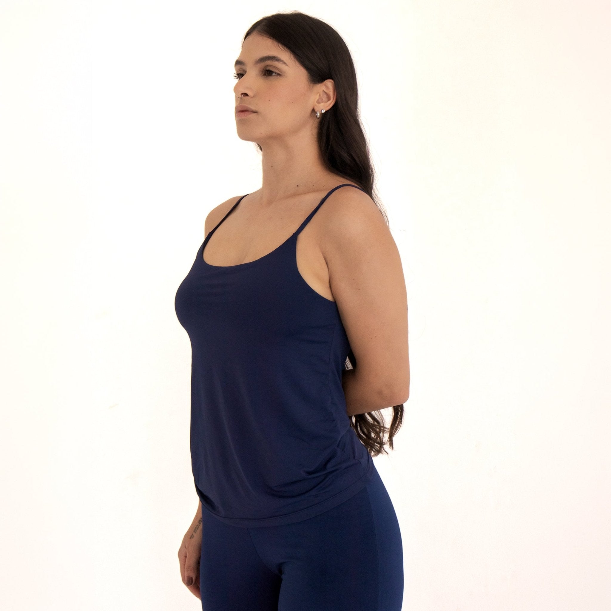 Regata azul feminina básica sem estampa RAYA ESSENZA Flow com conforto e sustentação no dia a dia